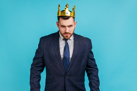 严格专横的男人穿着官方风格的西装和金冠，处于高层经理或老板的位置，看起来傲慢和愤怒，特权地位。