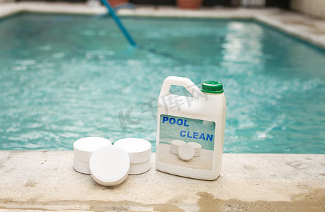 泳池清洁氯片套件、泳池清洁氯片紧贴在游泳池边缘、泳池消毒氯片概念