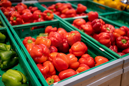 超市货架上塑料篮中的生多汁红甜椒