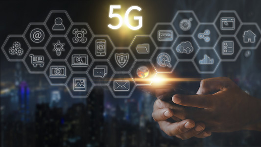商人的手拿着手机连接网络 5G 与图标概念、技术网络无线系统和物联网，新技术在未来出现。