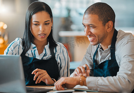 服务员、笔记本电脑和咖啡馆餐厅经理在小型企业会议上与员工讨论财务预算或库存。