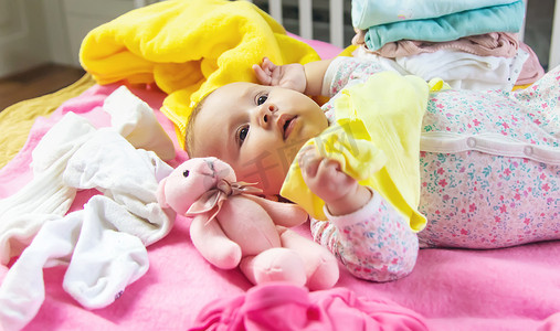 婴儿散落的衣服和玩具。