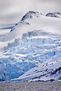 深蓝色冰川和雪山，阿尔伯特一世地，北极
