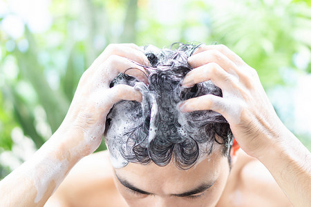 轻奢淋浴摄影照片_特写年轻人在户外用洗发水洗头，保健