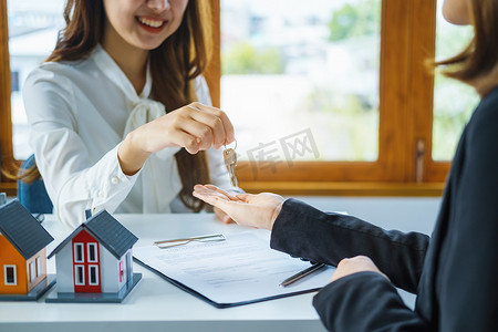 担保、抵押、协议、合同、签署、房地产经纪人在签署重要合同文件后将钥匙交付给客户