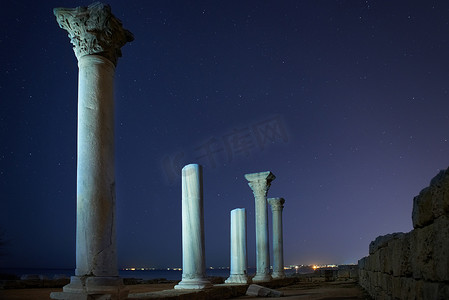 夜空下的古城柱遗址