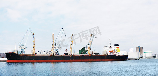 供应链、全球交付或出口行业中海港的航运、物流和货船。