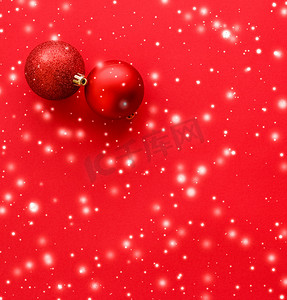 红色背景的圣诞小玩意，雪花闪闪发亮，豪华寒假卡