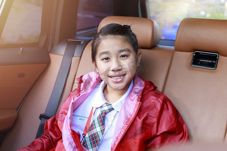 亚洲快乐学生在享受汽车公路旅行时带着相机微笑。