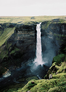 称为摄影照片_冰岛巨大瀑布的顶视图称为 Haifoss。