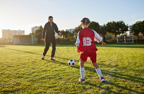 儿童足球摄影照片_足球、教练和儿童在户外学校球场上进行运动，用球进行健身和锻炼。