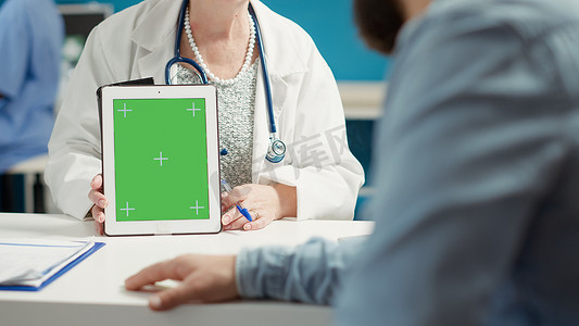 全科医生在数字平板电脑上显示绿屏