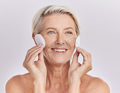 成熟女性的美容、护肤和卫生习惯，用棉垫在脸上涂抹洁面乳或爽肤水。