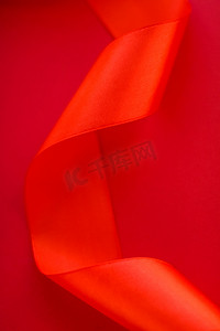 红色背景上的抽象卷曲丝带、假日销售产品促销的独家奢侈品牌设计和魅力艺术邀请卡背景