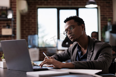 有缺陷的非洲裔美国男子分析笔记本电脑在线报告