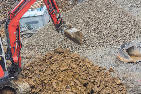 小型挖掘机进行挖掘工作