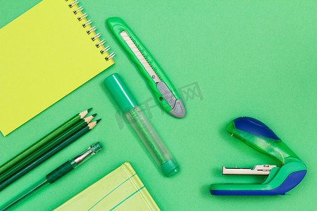 笔记本、彩色铅笔、钢笔、书本、毡尖笔、裁纸刀、c