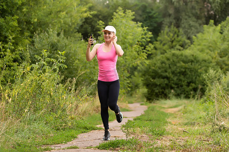 健康的生活方式健身运动型女跑步者在森林小径中奔跑