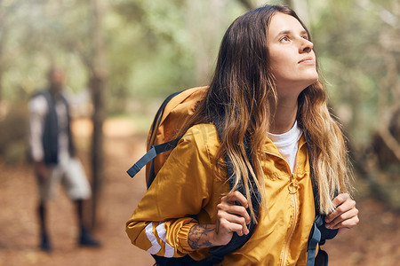 与女性背包客一起探索森林，呼吸新鲜空气，环顾四周，享受健康、自然和冒险。