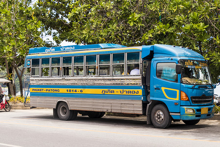 泰国普吉岛芭东海滩巴士站的公共巴士。