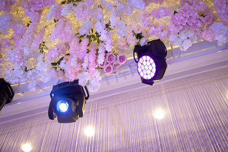 活动大厅RGBW LED摇头光束洗水舞台灯光装饰鲜花