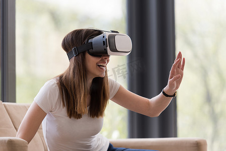 使用虚拟现实 VR 耳机眼镜的女人