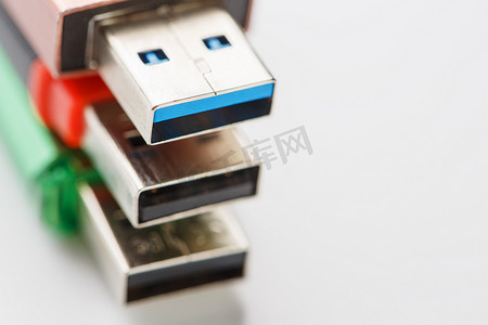 银闪背景摄影照片_带有银蓝色连接器的黑色 USB 闪存驱动器的详细视图。