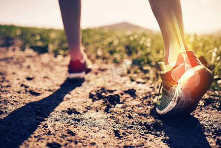 当您经常跑步时，脚踝可能会受到拉伤。 