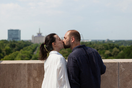情侣接吻图摄影照片_已婚幸福情侣在塔屋顶接吻