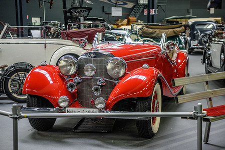 20年30年摄影照片_德国辛斯海姆 — 2022 年 5 月：红色梅赛德斯-奔驰 540 K Special Roadster 敞篷车 1938