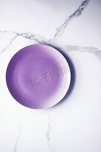 大理石桌背景上的紫色空盘、餐厅品牌菜单食谱的早餐、午餐和晚餐餐具装饰、豪华假日平铺设计