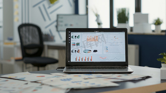 带有企业资源规划的笔记本电脑屏幕特写显示移动图表和不断增长的营业额