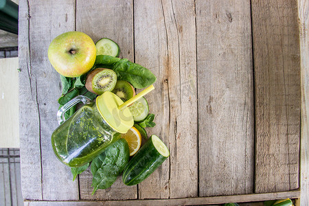演绎摄影照片_蔬菜和水果的绿色冰沙。