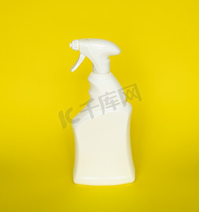 用于在黄色背景下隔离的液体清洁产品的白色塑料喷雾瓶。