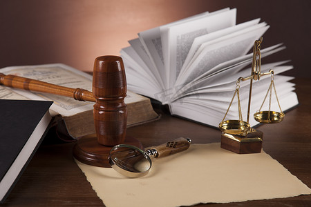 木桌上的法律和正义物品，深色背景