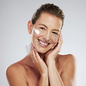 老年妇女进行美容、面霜和护肤，进行卫生面部护理。