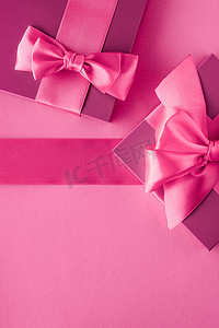 粉色礼盒，女性风格的平面背景