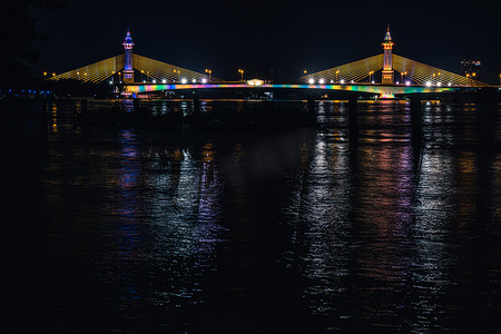 悬索张拉结构桥梁灯光绚丽迷人。