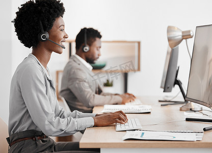 女销售员、呼叫中心代理和客户服务支持员工在办公电脑上寻求建议、帮助和专家沟通。