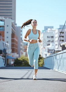 体育马拉松摄影照片_健身、运动或女性在城市、城镇或街道的桥梁上跑步以进行健康、锻炼或马拉松训练。