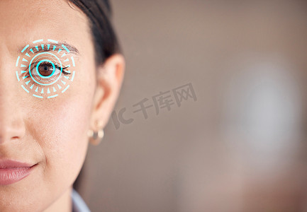 使用 cgi、视觉和特效对西班牙裔女性进行视网膜扫描的艺术设计，以确保安全。