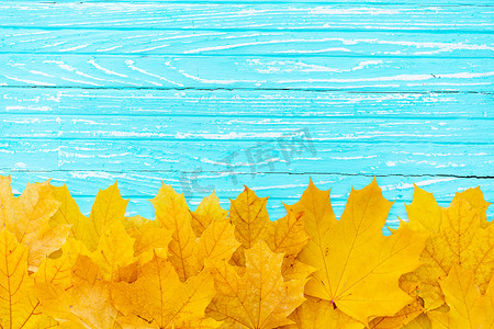 边框纹理金色摄影照片_秋叶框架在木质背景顶视图秋季边框黄色和橙色叶子复古木桌复制文本空间。