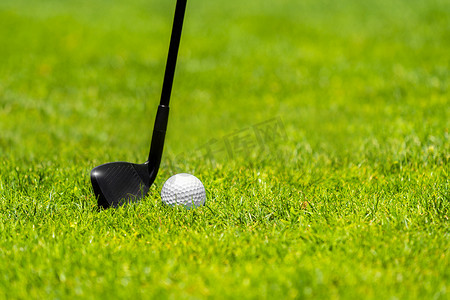 高尔夫铁杆准备在高尔夫球场的绿草上击球