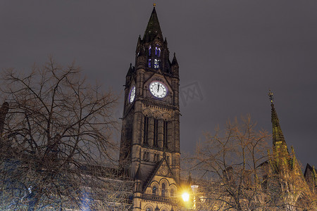 英国曼彻斯特市议会标志性塔楼在午夜的夜景。