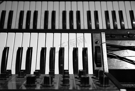 老式钢琴和合成器乐器