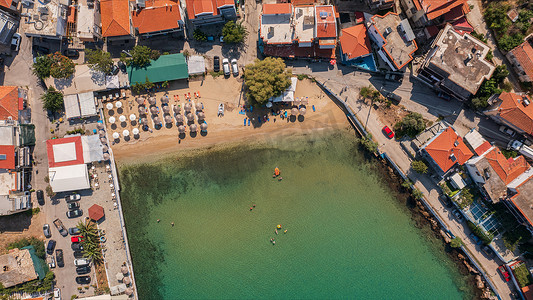 希腊萨索斯岛斯卡拉马里恩海滩城镇海滩的顶部鸟瞰图