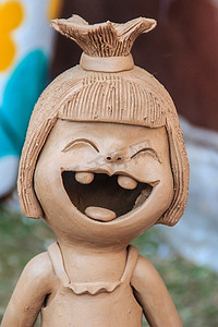 瓷娃娃摄影照片_用于花园装饰的快乐陶瓷娃娃。