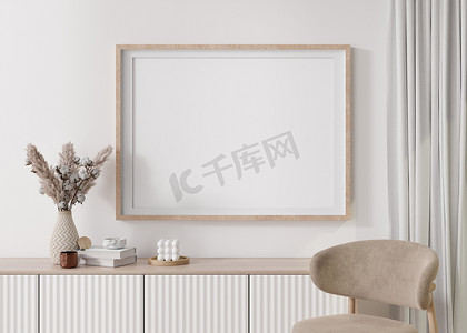 墙上的海报摄影照片_现代客厅白墙上的空水平相框。