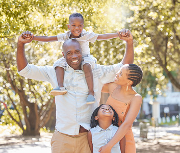 肖像快乐的非洲裔美国四口之家在夏天在公园里共度美好时光。