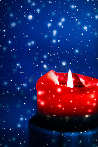 蓝色闪闪发光的雪花背景上的红色假日蜡烛，圣诞节、除夕和情人节的奢华品牌设计